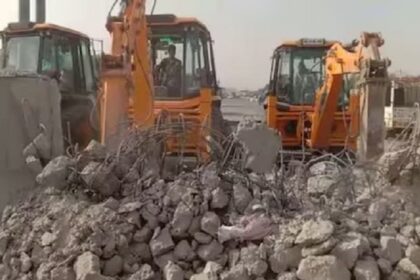 Farmers Protest: दिल्ली जाने वालों के लिए बड़ी खबर, पुलिस ने हटाना शुरू किए बैरिकेड्स