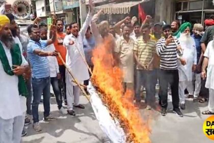 जालंधर में शीतला माता मंदिर पुलिस छावनी में तब्दील, BJP आफिस के बाहर किसानों का उग्र प्रदर्शन, हरियाणा के CM का फूंका पुतला, प्रदर्शन जारी