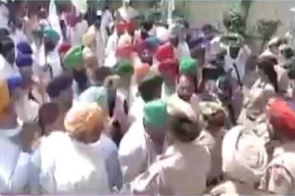 पंजाब: किसानों और पुलिस में झड़प, पुलिस बैरीकेड्स तोड़कर किसानों का हल्ला बोल