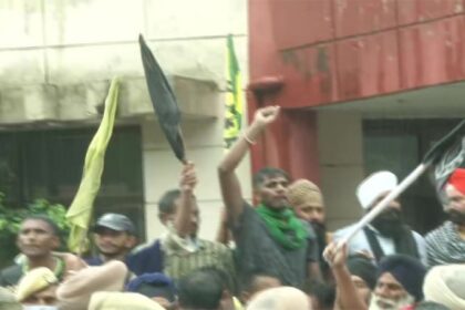 पंजाब: किसानों ने कांग्रेस अध्यक्ष नवजोत सिद्धू को घेरा, जमकर नारेबाजी, प्रदर्शन, पुलिस से झड़प