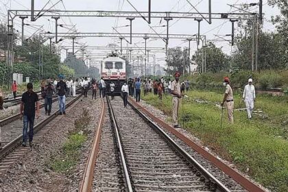 Kisan Andolan: किसानों ने रेलवे का किया चक्का जाम, पंजाब में ट्रेनें फंसी, जालंधर कैंट समेत फिल्लौर और बठिंडा में ट्रेक पर धरना प्रदर्शन
