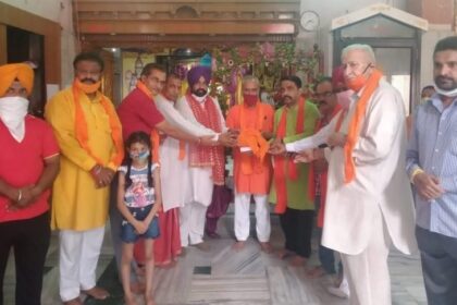 श्री सनातम धर्म हरि मंदिर में अयोध्या से प्रसाद लेकर आए जतिंदर पाल का किया स्वागत