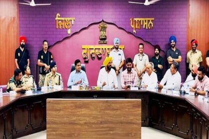 Punjab News: कैबिनेट मंत्री कुलदीप सिंह धालीवाल द्वारा जिला गुरदासपुर में बाढ़ राहत प्रबंधों को लेकर समीक्षा बैठक