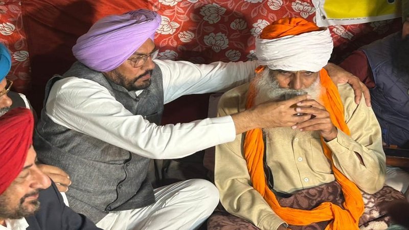 Farmers Protest: किसानों का धरना खत्म, कुलदीप सिंह धालीवाल ने डल्लेवाल को पिलाया जूस