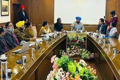 Punjab News: प्रवासी भारतीयों के मसलों के हल के लिए पंजाब में और अधिक फास्ट ट्रैक अदालतें स्थापित की जाएंगी