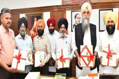 Punjab News: स्पीकर कुलतार सिंह संधवां द्वारा विधानसभा की बैठकों के बुलेटिन से संबंधित किताब जारी