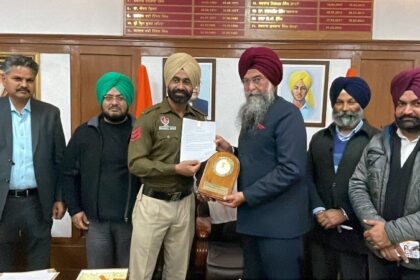 Punjab News: कुलतार सिंह संधवां द्वारा बॉडी बिल्डिंग खिलाड़ी मनदीप सिंह का सम्मान