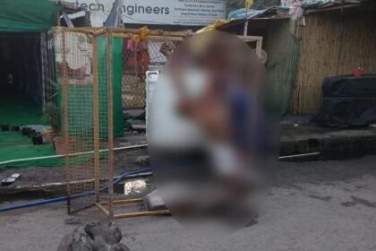 किसानों के धरना स्थल के मुख्य स्टेज के पीछे युवक की बर्बरता से हत्या, शव के दोनों हाथों को बैरिकेड से रस्सी से बांधकर लटकाया, निहंगों ने किया जमकर हंगामा