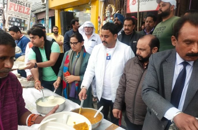सुरिंदर मोहन ठाकुर की अगुवाई में महाशिवरात्रि के उपलक्ष्य में लगाया गया लंगर, डिप्टी मेयर बंटी और पार्षद जसलीन सेठी हुए शामिल