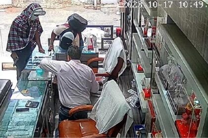 Loot In Punjab: पंजाब में बंदूक की नोक पर ज्वेलर की दुकान से लूट, लूटेरे नकदी लेकर फरार