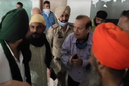 जालंधर में लवली आटो ने खोल रखा था शोरूम, बंद करवाने पहुंचे किसान, पुलिस भी पहुंची