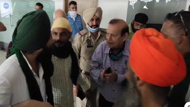 जालंधर में लवली आटो ने खोल रखा था शोरूम, बंद करवाने पहुंचे किसान, पुलिस भी पहुंची