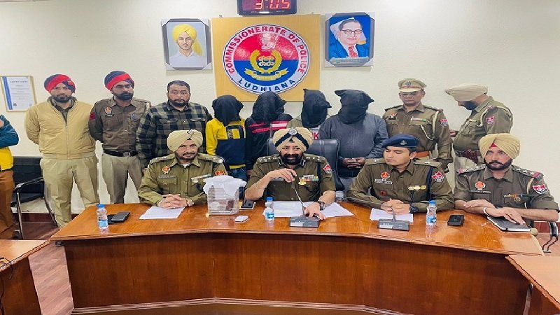 Crime News: पत्नी को फंसाने के चक्कर में पति ने खुद पर चलवाई गोली, गिरफ्तार