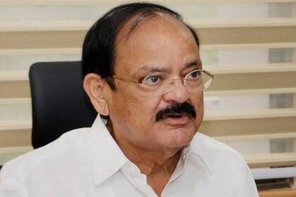 उपराष्ट्रपति Venkaiah Naidu के पर्सनल अकाउंट से Twitter ने हटाया Blue Tick, बढ़ सकता है विवाद