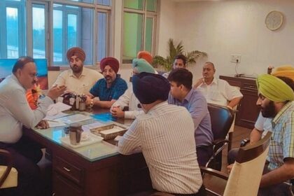 बिल्डर एंड कॉलोनाइजर एसोसिएशन के प्रधान मेजर सिंह की अगुवाई में कालोनाइजरों ने प्रमुख सचिव से की मुलाकात, सौंपा मांग पत्र