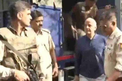 Manish Sisodia: बीमार पत्नी से मिलने घर पहुंचे मनीष सिसोदिया, कोर्ट ने दिया 6 घंटे का समय