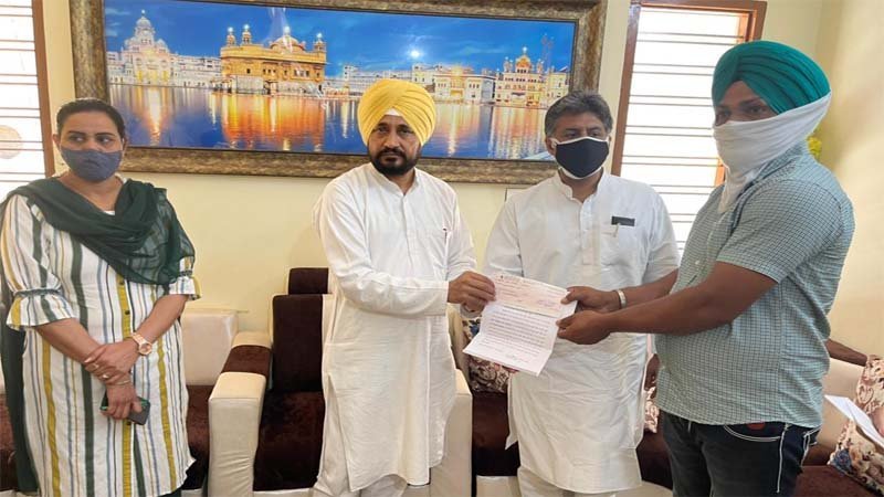 सांसद मनीष तिवारी ने श्री चमकौर साहिब के गांवों को 52 लाख रुपये के फंड बांटे