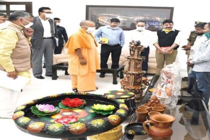 मुख्यमंत्री योगी आदित्यनाथ ने माटी कला के हुनरमंदों को दिया ताउम्र न भूलने वाला तोहफा