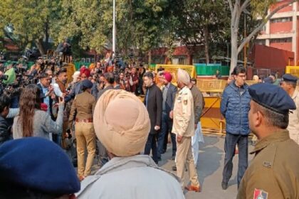 Mayor Election: चंडीगढ़ में मेयर चुनाव हुए स्थगित, नगर निगम के बाहर जमकर हंगामा