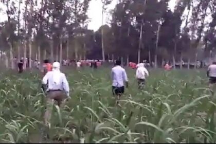 नाराज ग्रामीणों ने विधायक को गन्ने के खेत में दौड़ाया, जान बचाकर भागे नेताजी