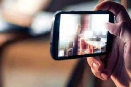 MMS Scandal in PG: PG में लड़की ने बाथरूम में लगाया हिडन कैमरा, दूसरी लड़कियों ने देखा तो उड़े सबके होश