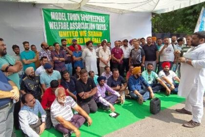 Punjab News: जालंधर में माडल टाउन की सभी दुकानें बंद, दुकानदारों ने निगम कमिश्नर के खिलाफ किया प्रदर्शन, जाने वजह