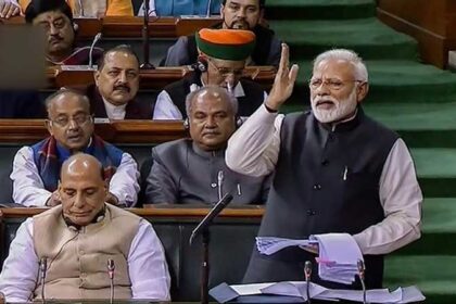 संसद में PM मोदी का राहुल पर तंज, कहा- 'ट्यूबलाइट के साथ ऐसा ही होता है, करंट पहुंचने में समय लगता है'