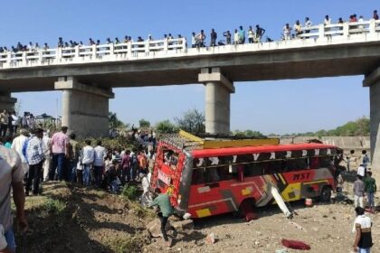 Accident News: सुबह-सुबह बड़ा हादसा, पुल से नीचे गिरी बस, 15 लोगों की मौत