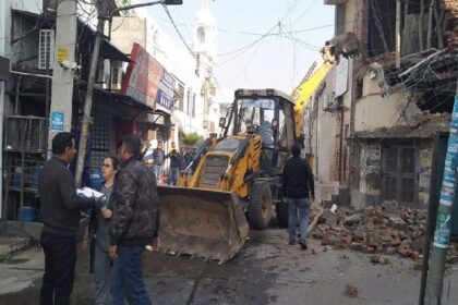 Jalandhar News: जालंधर के सेंट्रल टाउन में नगर निगम ने चलाई डिच, गिराई बिल्डिंग