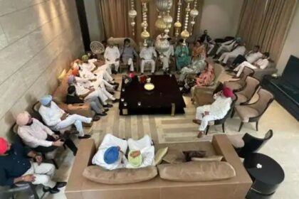 अमृतसर में पक रही है सियासत की खिचड़ी, नवजोत सिंह सिद्धू के घर जुटे कांग्रेस के 62 MLA, संगठन में हो सकते हैं बड़े बदलाव