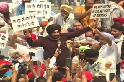 कई महीनों से चुप बैठे नवजोत सिद्धू फिर से हुए सक्रिय, तख्ती लेकर सड़कों पर उतरे
