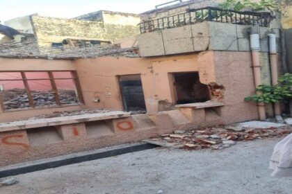 New Delhi: कोई भूकंप नहीं, फिर भी दिल्ली के मुंडका में गिर रही है इमारतें, लोग खुद अपना घर ध्वस्त करने के लिए हो रहे मजबूर