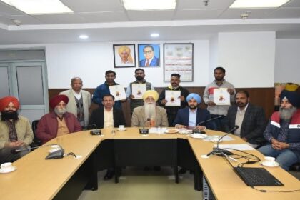 Punjab News: डॉ. इन्दरबीर सिंह निज्जर ने 10 जूनियर ड्राफ्टसमैन, 09 क्लर्क, 04 कृषि सब-इंस्पेक्टरों और एक बेलदार को नियुक्ति और पदोन्नति पत्र सौंपे