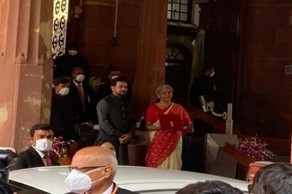 बजट पेश करने संसद पहुंची वित्त मंत्री निर्मला सीतारमण, अनुराग ठाकुर ने की बजरगंबली की पूजा, जाने क्या होगा बजट में