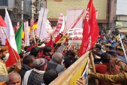 राजभवन का घेराव करने जा रहे किसानों और पुलिस में जमकर झड़प, लाठीचार्ज