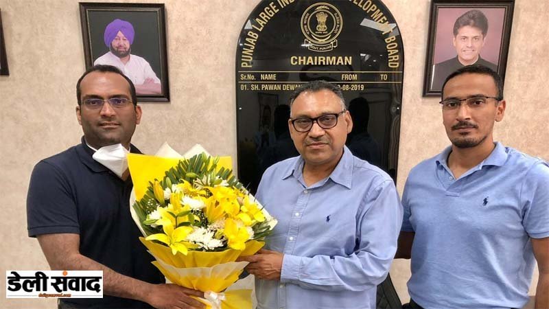 उद्योग भवन पहुंचे रीत मोहिंदर सिंह, चेयरमैन पवन दीवान ने किया सम्मान