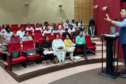 Punjab News: अमन अरोड़ा द्वारा युवाओं के लिए रोजग़ार के अधिक अवसर पैदा करने के लिए अधिकारियों को उद्योगों के साथ सम्पर्क साधने के आदेश