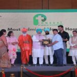 Punjab News: पायोनियर ऑफ मेडिकल साइंस हेल्थ एंड वैलनेस कनकलेव के दौरान डॉ चंद्र बौरी तथा डॉ सुमित गुप्ता को समाज में स्वास्थ्य संबंधी योगदान के लिए किया सम्मानित