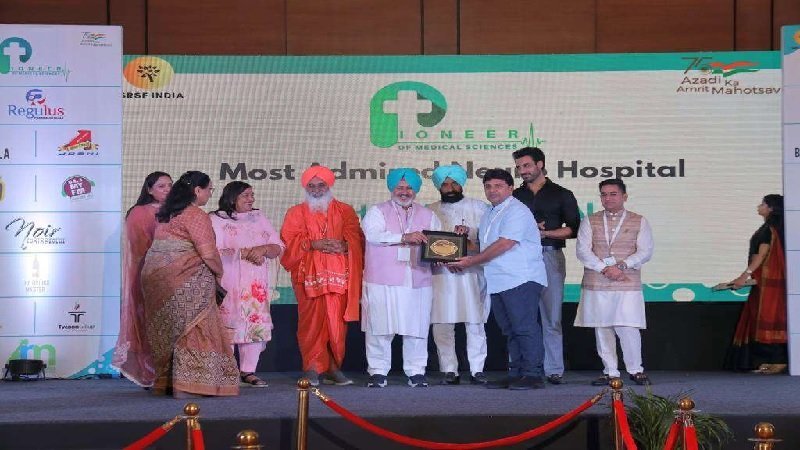 Punjab News: पायोनियर ऑफ मेडिकल साइंस हेल्थ एंड वैलनेस कनकलेव के दौरान डॉ चंद्र बौरी तथा डॉ सुमित गुप्ता को समाज में स्वास्थ्य संबंधी योगदान के लिए किया सम्मानित