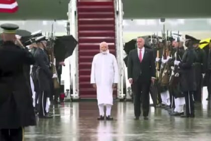 PM Modi US Visit: अमेरिका में चल रही थी तेज हवा और बारिश, राष्ट्रगान के सम्मान में भीगते रहे पीएम मोदी