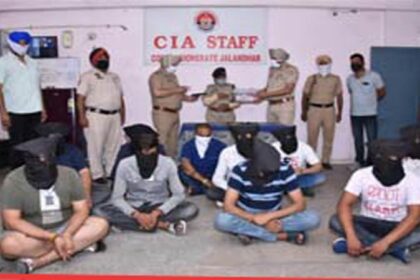 कोठी में जुआ खेल रहे थे आमृतसर और जालंधर के कालोनाइजर, 19.82 लाख कैश और हथियार बरामद