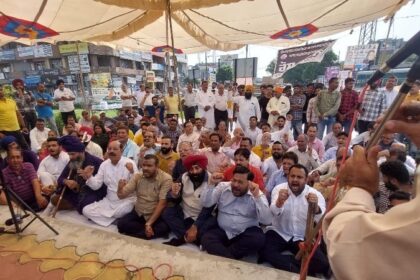 Punjab Politics: भाजपा ने आप सरकार की अंसवैधानिक कृत्यों के विरुद्ध दिया धरना