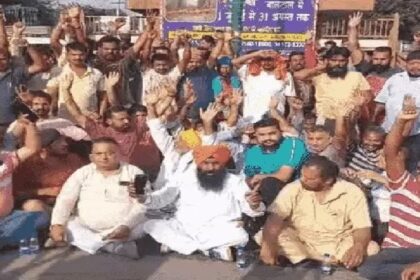 Jalandhar News: जालंधर की सब्जी मंडी के गेट पर ट्रांसपोर्टरों का धरना, की जा रही यह मांग