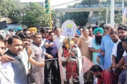 Jalandhar News: भाजपा ने फूंका कट्टर इमानदार आम आदमी सरकार के मुख्यमंत्री भगवंत मान का पुतला