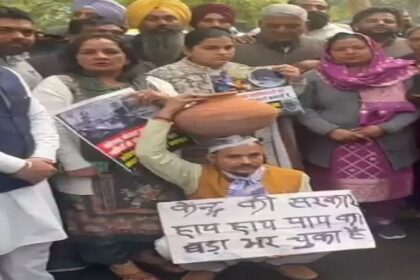 Chandigarh Mayor Election: चंडीगढ़ मेयर चुनाव को लेकर आप-कांग्रेस ने किया प्रदर्शन, तोड़े बैरिकेड्स