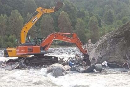 Punjab News: ब्यास नदी में फंसी पीआरटीसी बस में मिले 3 शव, 9 लोग अभी भी लापता