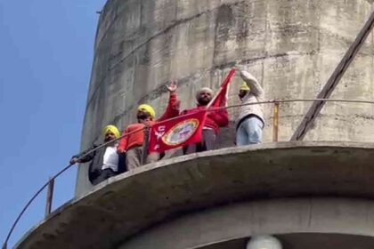 Punjab News: वेतन न मिलने के कारण टंकी पर चढ़कर सरकार के खिलाफ जताया रोष