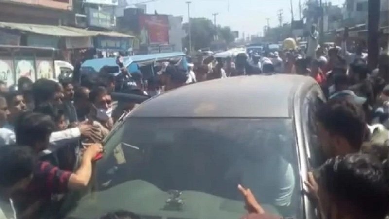 नशा तस्करों को पकड़ने पहुंची पंजाब पुलिस की टीम को गांव वालों ने घेरकर पीटा