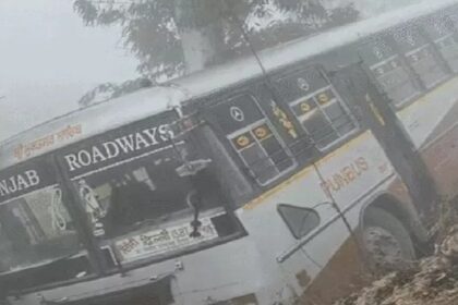 Punjab News: पंजाब में सवारियों से भरी रोडवेज की बस हुई हादसे का शिकार, कई लोग जख्मी
