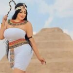 प्राचीन पिरामिड के सामने मॉडल ने ख‍िंचवाईं 'अर्धनग्न' तस्‍वीरें, मचा बवाल